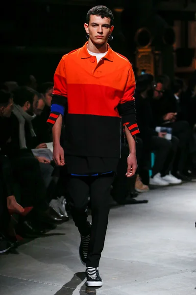 Look 16